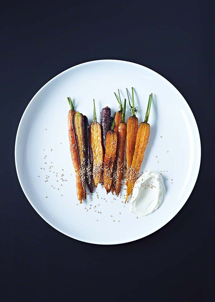 Bunte Karotten mit Sesam Dip auf schwarzem Untergrund - Food fotografie